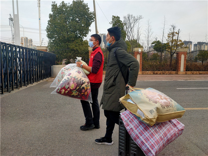 團委:離校步履總匆忙，志愿服務暖心房(圖4)