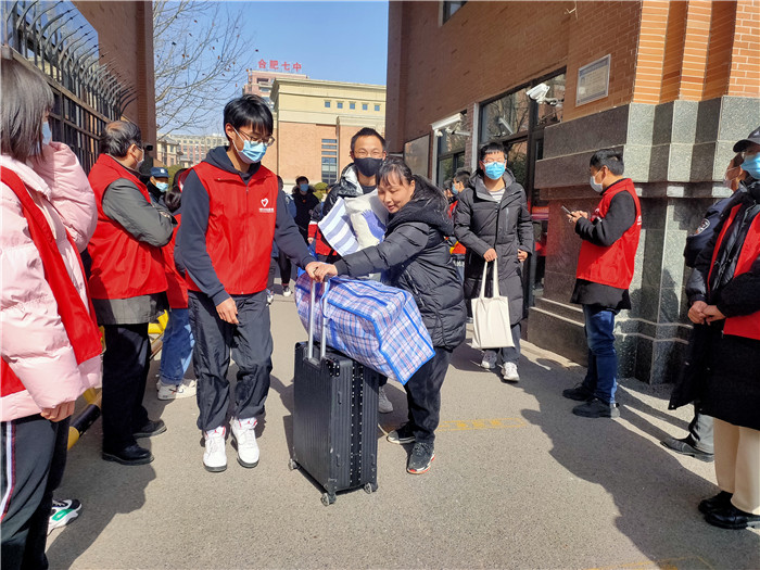團委:離校步履總匆忙，志愿服務暖心房(圖2)