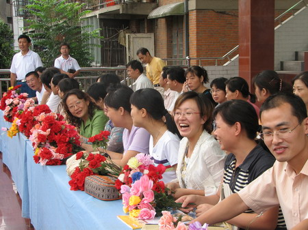 合肥七中2007年新學(xué)年開學(xué)典禮上畢業(yè)生、家長向老師們敬獻(xiàn)鮮花