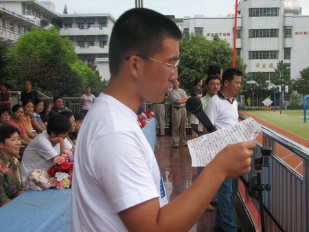 魏達(dá)同學(xué)在2007年新學(xué)年開學(xué)典禮上代表300多位準(zhǔn)大學(xué)生們向?qū)W弟、學(xué)妹們講話