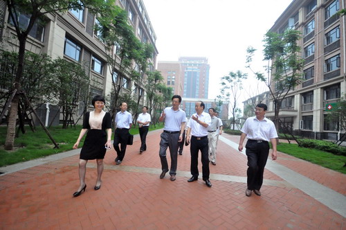 市人大副主任闞建華、市政協(xié)副主席程曉舫、市教育局局長徐靜平等領(lǐng)導考察新校