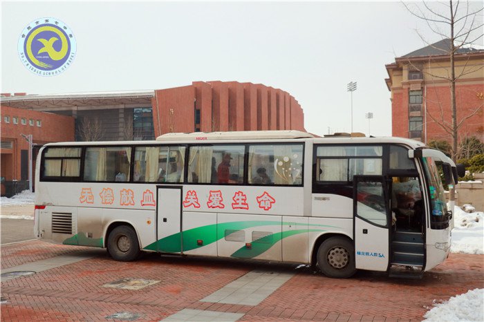 獻(xiàn)血車開進(jìn)校園，愛心溢滿人間(圖1)