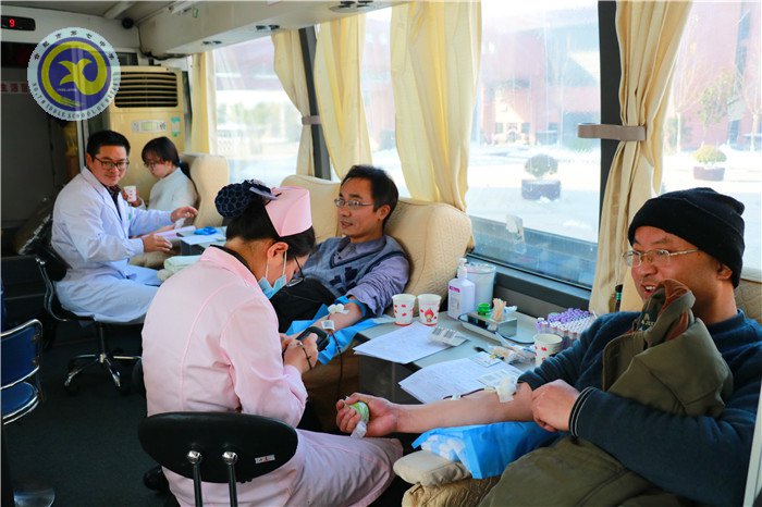 獻(xiàn)血車開進(jìn)校園，愛心溢滿人間(圖8)