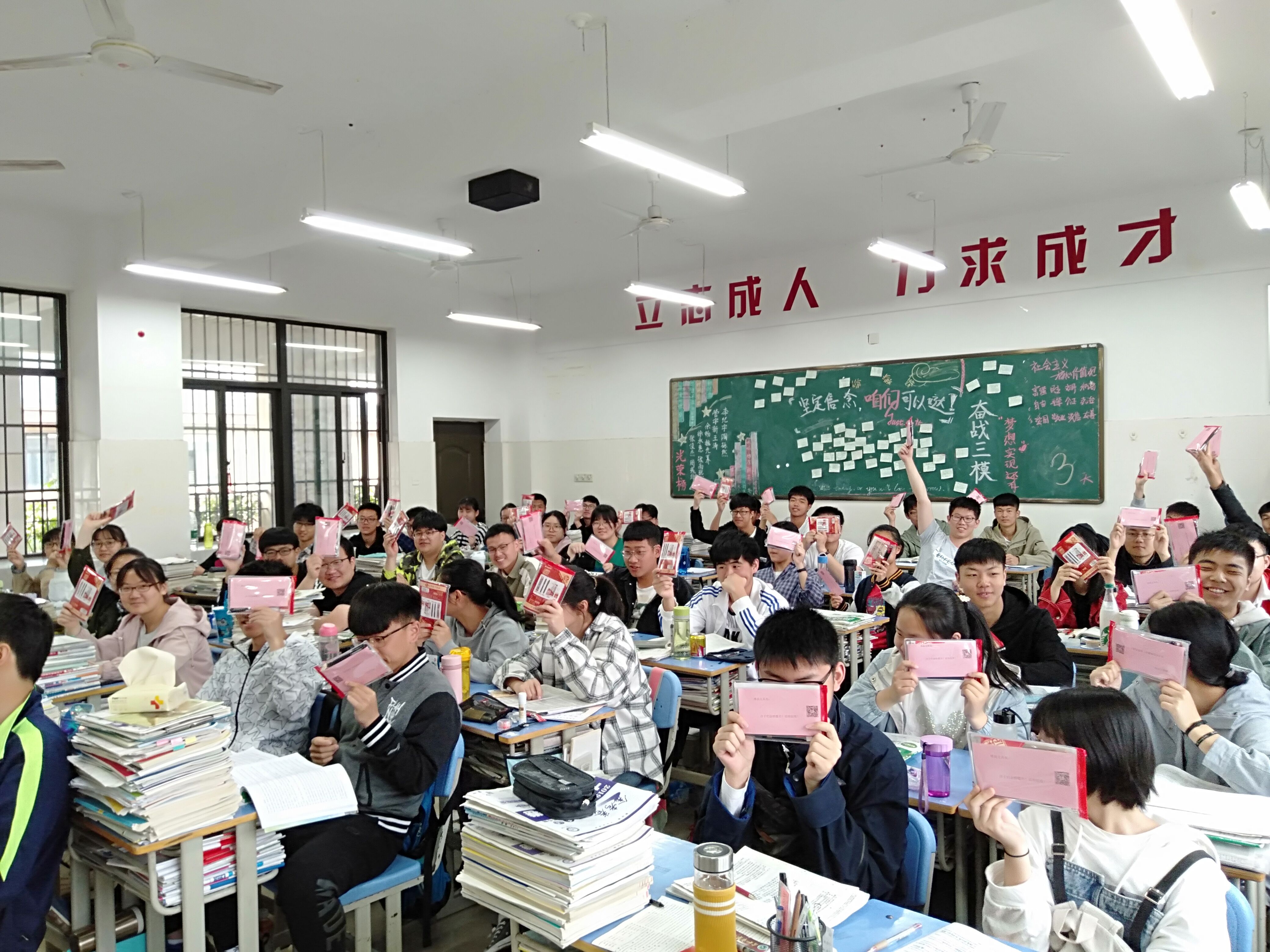 愛心家長贈文具  傾心助力贏高考(圖3)