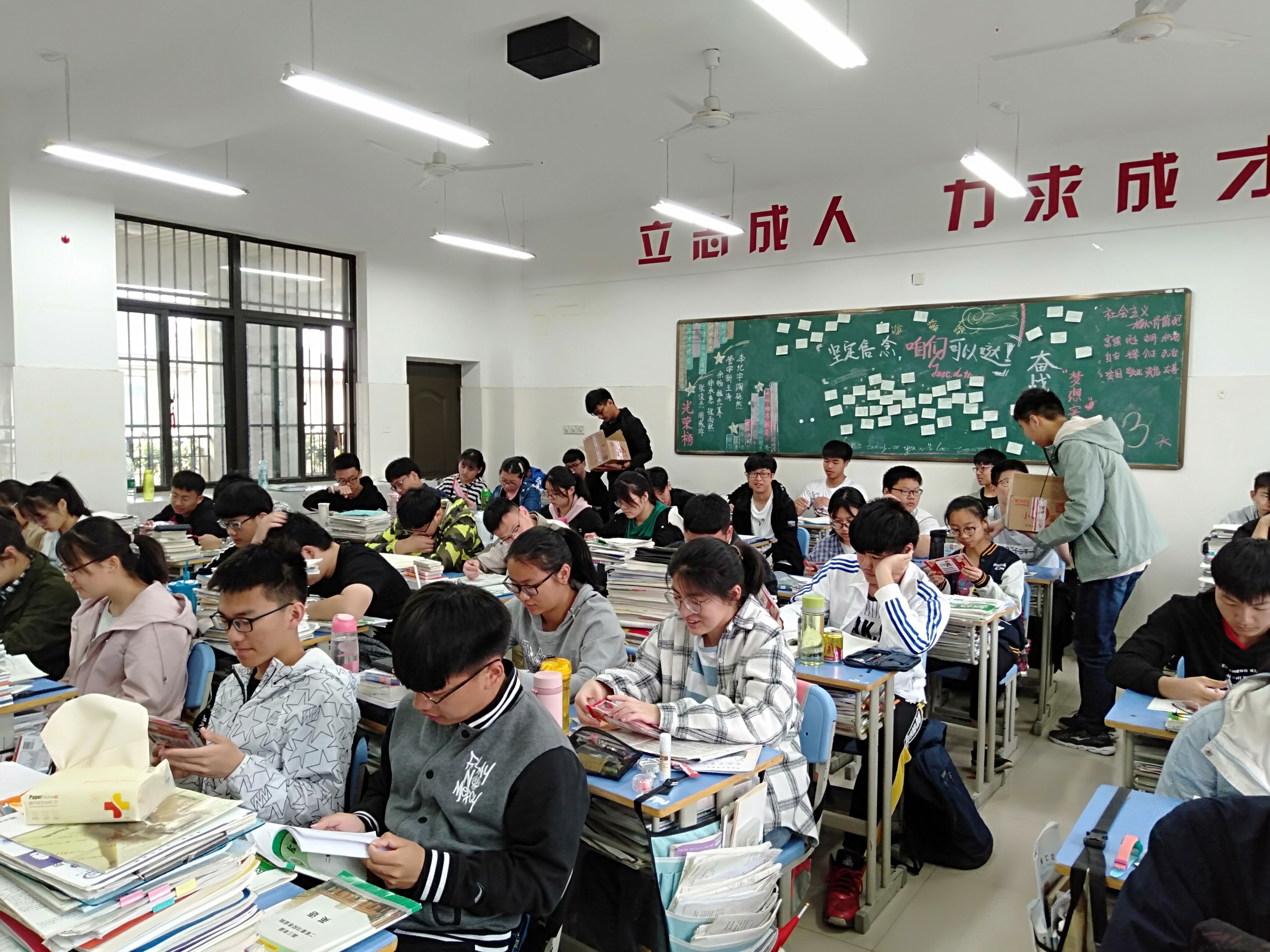 愛心家長贈文具  傾心助力贏高考(圖1)