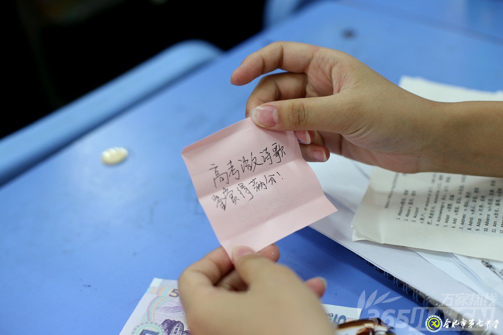 萬家熱線：感人！實拍合肥七中畢業(yè)班最后一課：班級大合唱《明天你好》（組圖）(圖8)