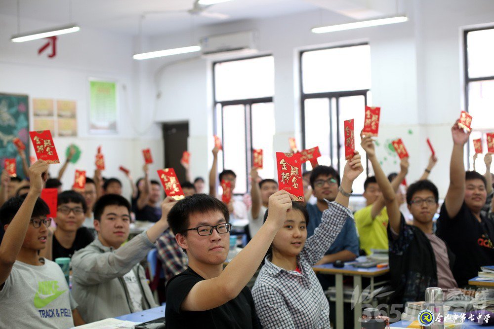 萬家熱線：感人！實拍合肥七中畢業(yè)班最后一課：班級大合唱《明天你好》（組圖）(圖9)
