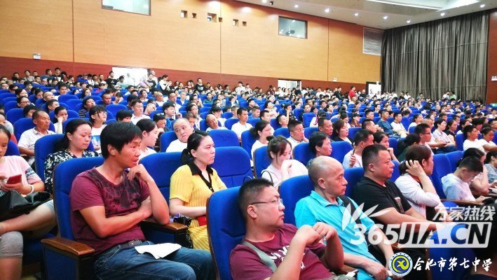 萬(wàn)家教育：合肥七中迎來(lái)1600名新生報(bào)到 除了夸學(xué)校好看他們還說(shuō)了啥(圖2)