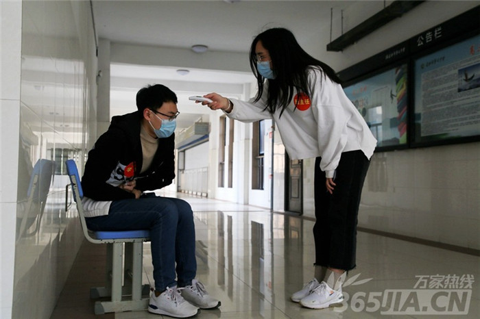 萬家熱線：千余名學(xué)子將這樣報(bào)到、上課 直擊合肥七中“開學(xué)”演練現(xiàn)場(chǎng)(圖8)