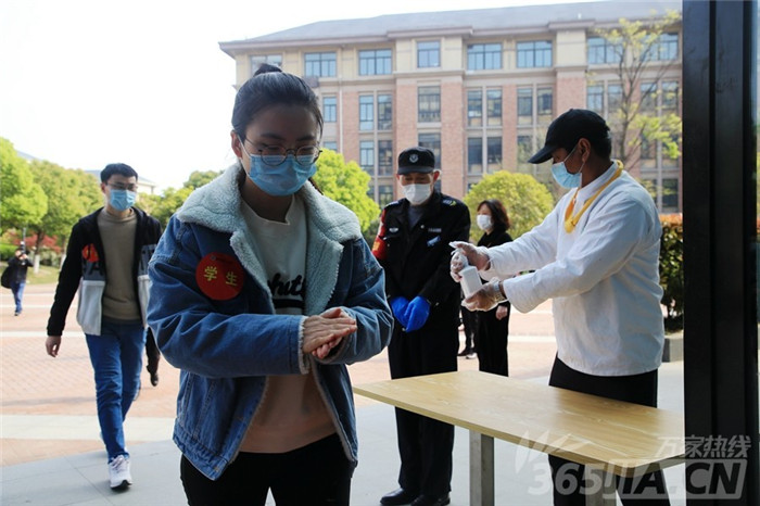 萬家熱線：千余名學(xué)子將這樣報(bào)到、上課 直擊合肥七中“開學(xué)”演練現(xiàn)場(chǎng)(圖10)