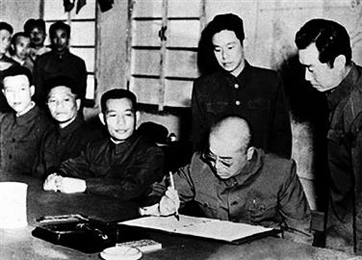1953年7月27日，彭德懷在朝鮮停戰(zhàn)協(xié)定上簽字.png