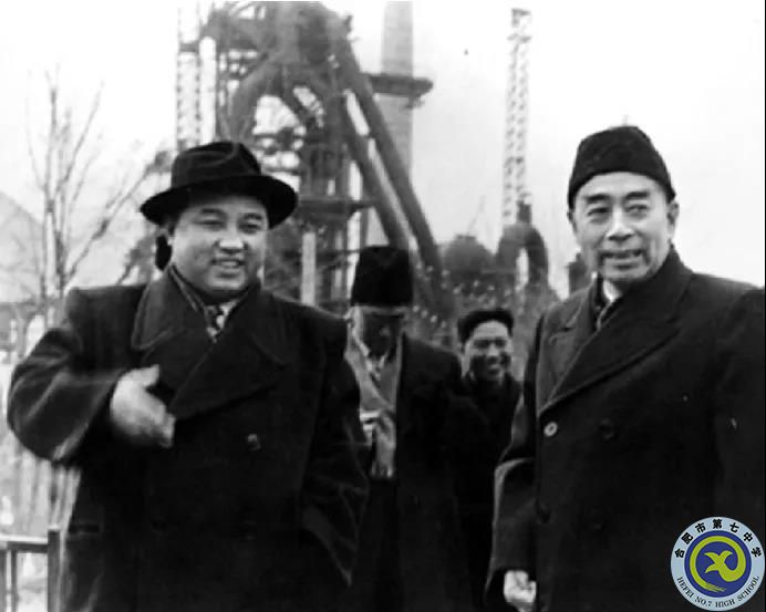 △周恩來在金日成陪同下參觀興南化肥廠。.jpg