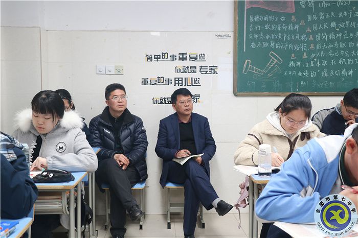 鄧宗國校長認(rèn)真聽課，記錄 (2).jpg