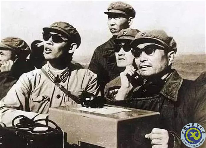 △張愛萍上將手拿話筒，眼觀蘑菇云，正向首都北京匯報(bào)喜訊.jpg