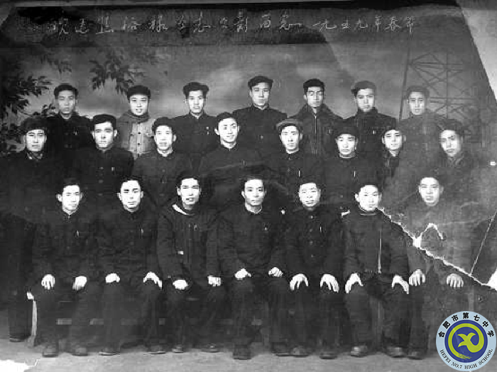 △1959年，焦裕祿與一金工車間的部分工友合影留念（前排左四為焦裕祿）.png