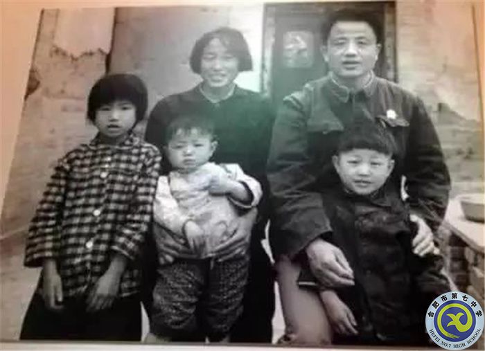 △1979年，孔繁森赴西藏工作時(shí)，家屬都在農(nóng)村，三個(gè)孩子中最大的只有8歲，最小的只有兩歲。.jpg