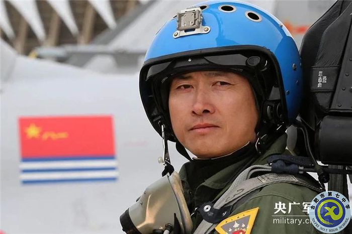 △戴明盟，海軍某艦載機綜合試驗訓(xùn)練基地司令員，曾獲“航母戰(zhàn)斗機英雄試飛員”榮譽稱號，我國駕駛殲-15在“遼寧艦”成功著艦第一人。.jpg
