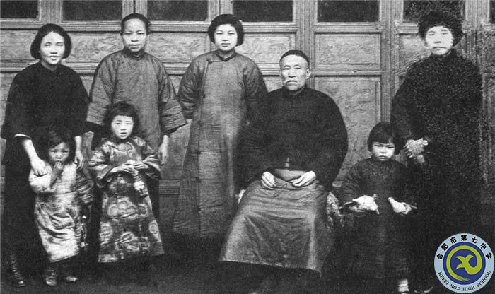 △1927年3月，向警予從莫斯科學(xué)習(xí)回國，從廣州趕赴武漢，途經(jīng)長沙時看望了蔡家親人和兩個孩子，這也是唯一一張全家合照。前排左一為蔡博，左二為蔡妮，后排左一為向警予。（向警予同志紀(jì)念館提供）.jpg