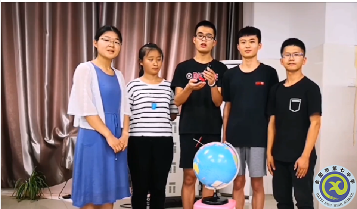 姚方老師指導(dǎo)學(xué)生實驗.png