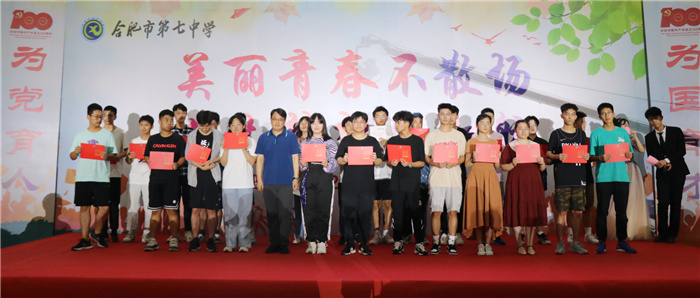 劉校與學生合影1.jpg