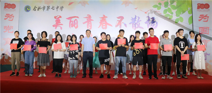 蘇校與學生合影.jpg