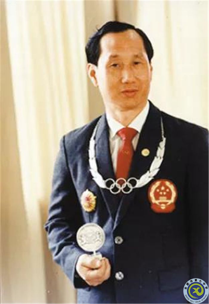 △1987年5月，國(guó)際奧委會(huì)授予陳鏡開(kāi)奧林匹克銀質(zhì)勛章，這是中國(guó)運(yùn)動(dòng)員第一次獲此殊榮。.jpg