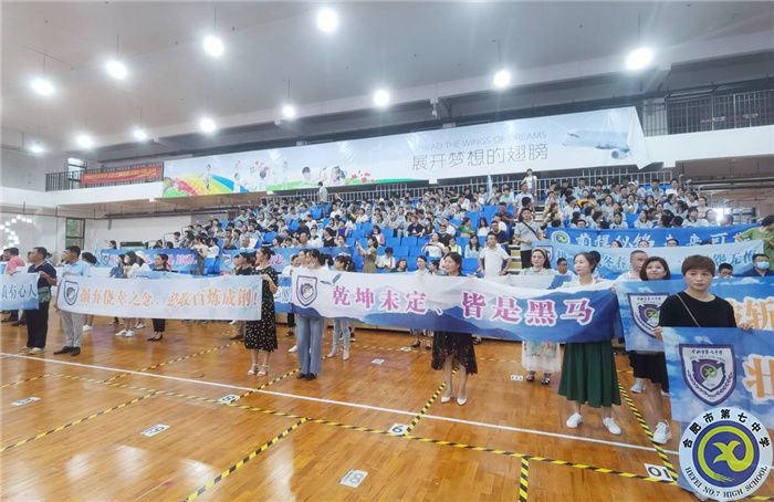 家長們參加學?；顒?jpg