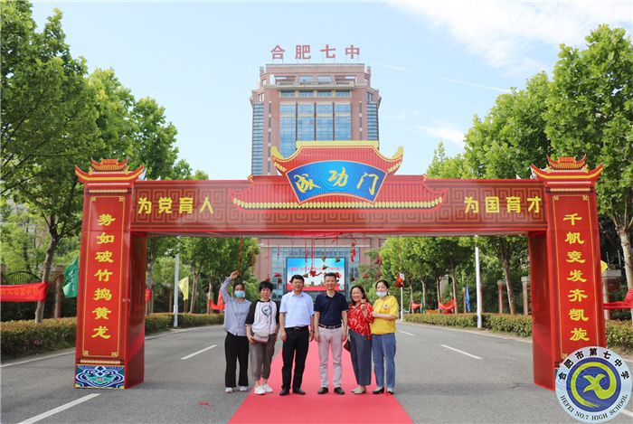 高三離校前鄧校、宋主任與家長合影.jpg