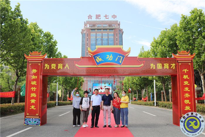 高三離校前鄧校、宋主任與家長合影.jpg