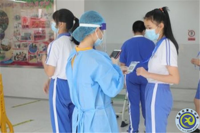 圖為檢測組老師早早到達(dá)指定崗位，為師生掃碼登記信息.jpg