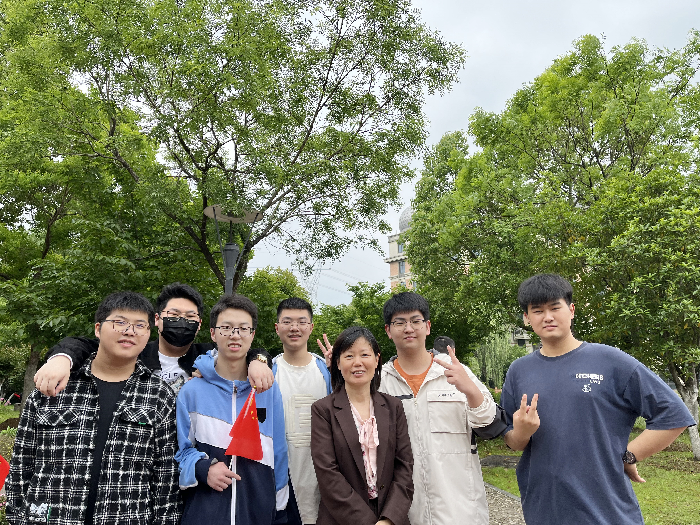 與班主任和同學在校園.png