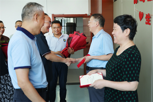 合肥七中舉行“芳華謝幕，情滿杏壇”榮休教師座談會(huì)(圖2)